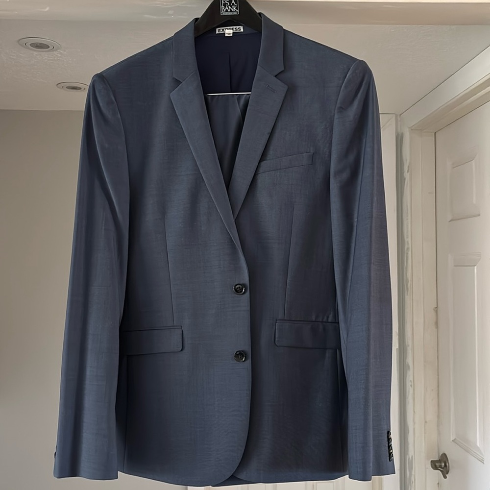 Awesomee men’s Express suit with pants.